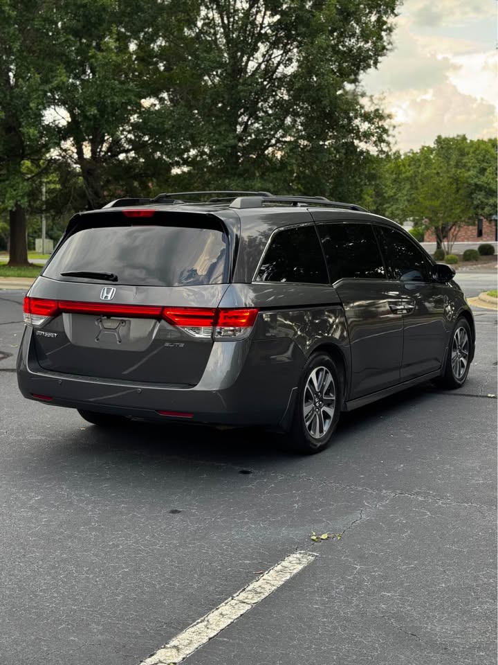 2016 Honda Odyssey Touring Elite Minivan 4D photo 7