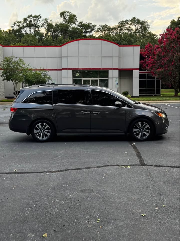 2016 Honda Odyssey Touring Elite Minivan 4D photo 8