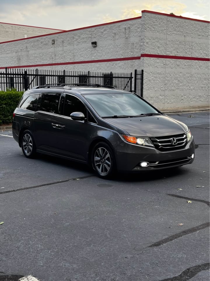 2016 Honda Odyssey Touring Elite Minivan 4D photo 9