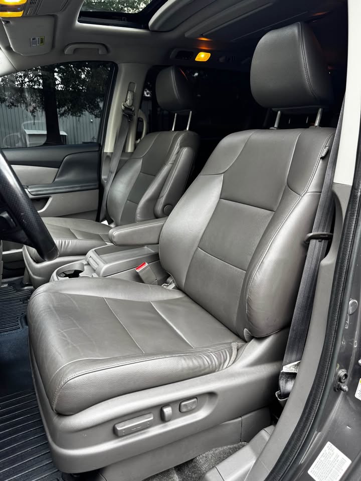 2016 Honda Odyssey Touring Elite Minivan 4D photo 10