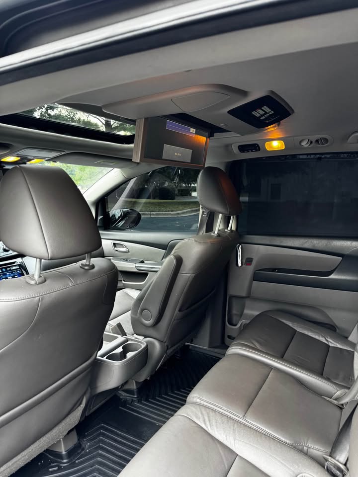 2016 Honda Odyssey Touring Elite Minivan 4D photo 11