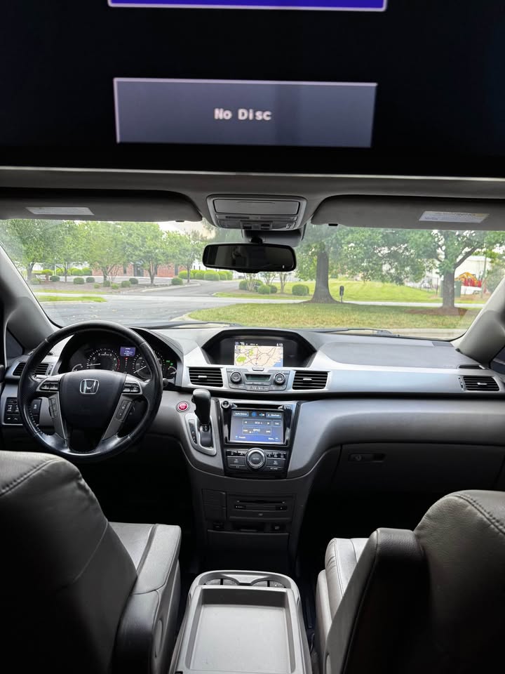 2016 Honda Odyssey Touring Elite Minivan 4D photo 14