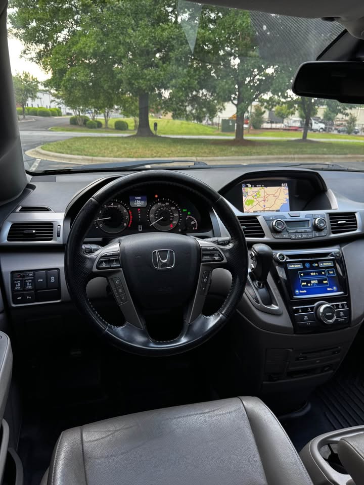 2016 Honda Odyssey Touring Elite Minivan 4D photo 15