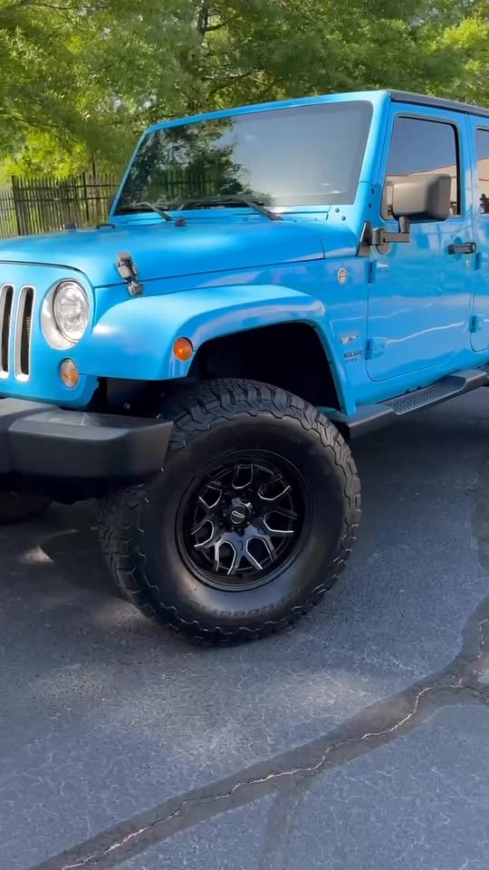 2017 Jeep Wrangler Unlimited Sahara photo 2