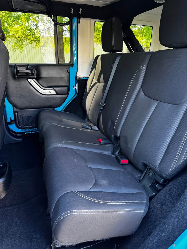 2017 Jeep Wrangler Unlimited Sahara photo 11