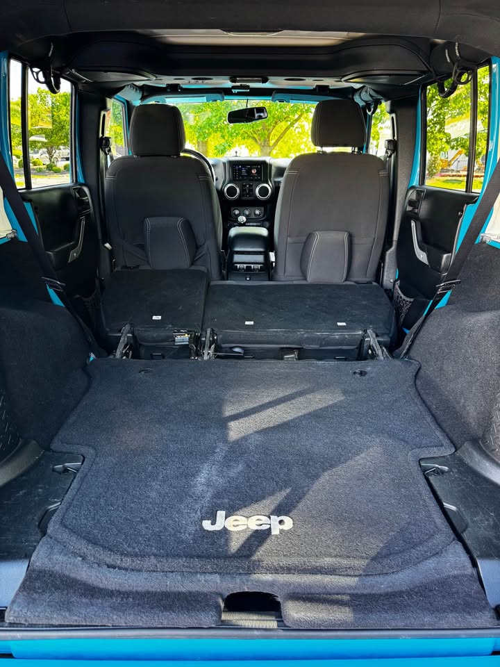 2017 Jeep Wrangler Unlimited Sahara photo 12