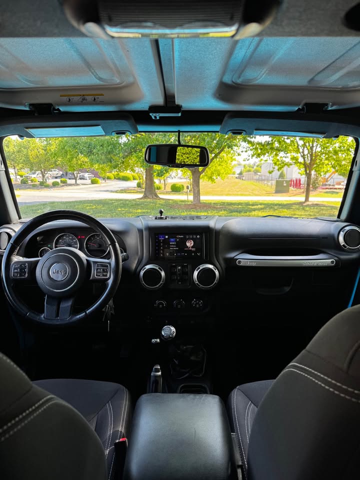 2017 Jeep Wrangler Unlimited Sahara photo 13