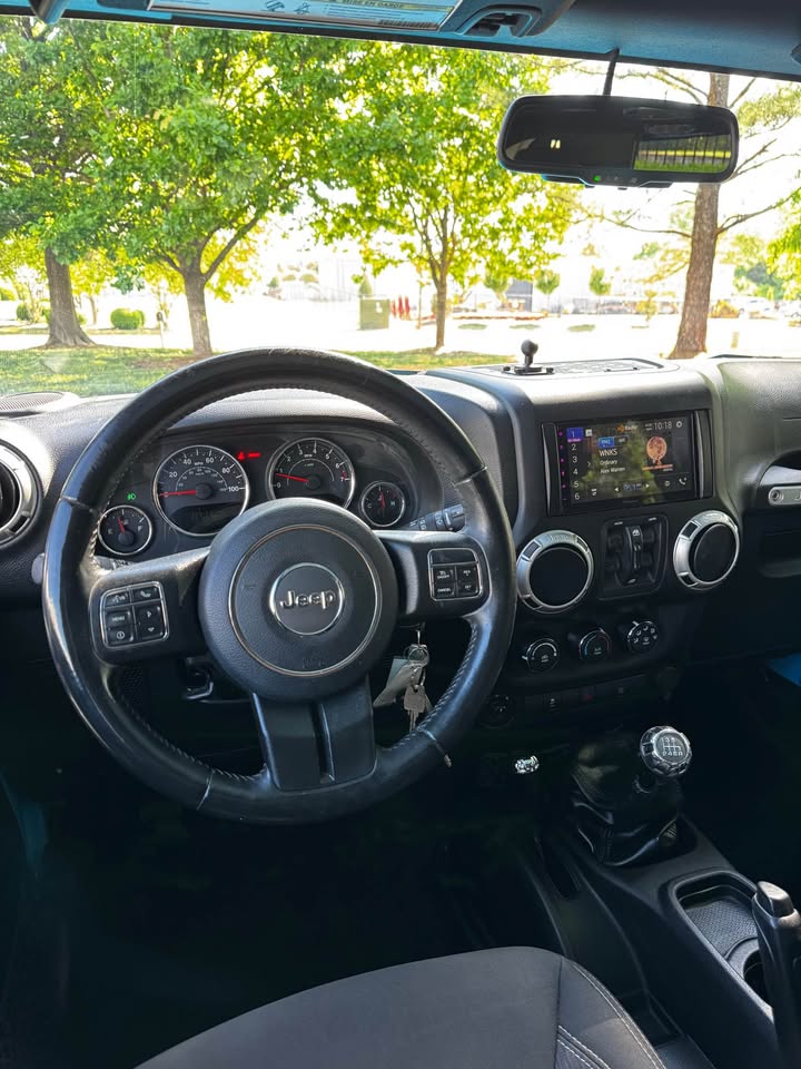 2017 Jeep Wrangler Unlimited Sahara photo 14