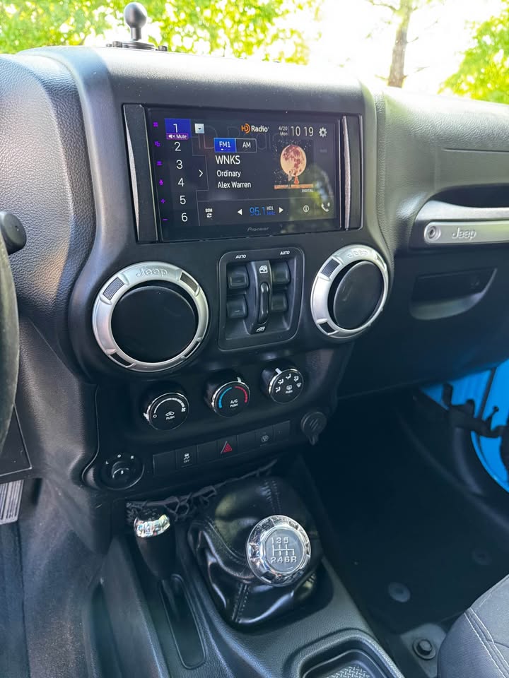 2017 Jeep Wrangler Unlimited Sahara photo 15