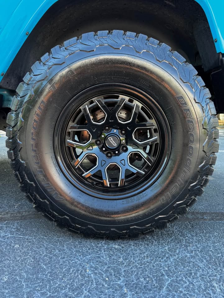2017 Jeep Wrangler Unlimited Sahara photo 17