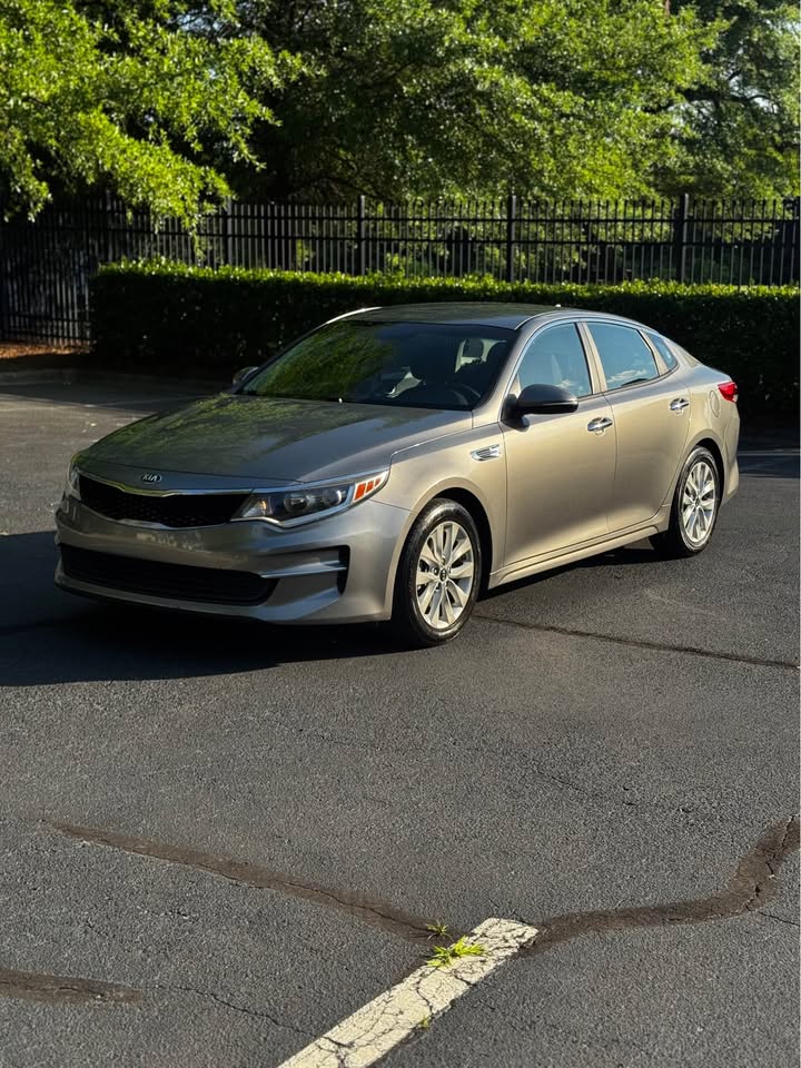 2016 Kia Optima LX Sedan 4D photo 3