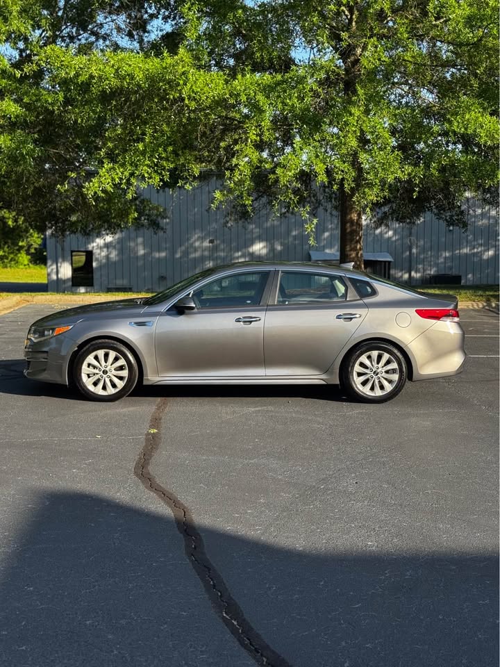 2016 Kia Optima LX Sedan 4D photo 4