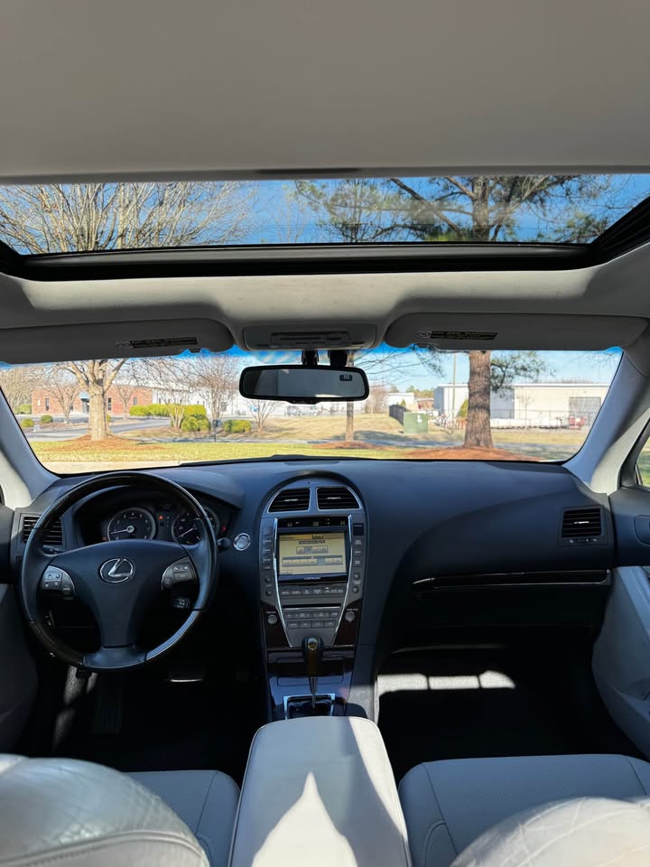 2010 Lexus ES 350 photo 13