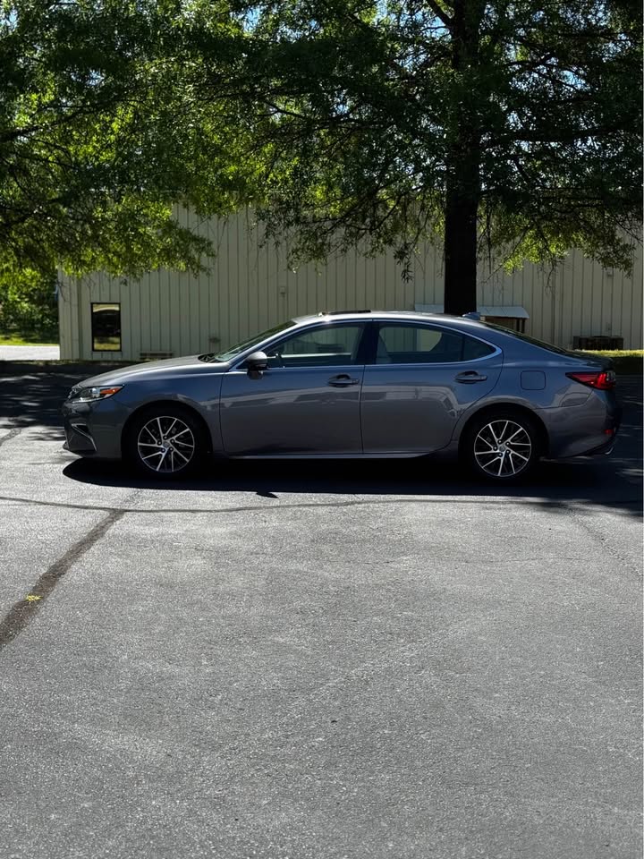 2017 Lexus ES 350 photo 4