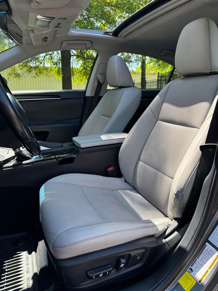 2017 Lexus ES 350 photo 10
