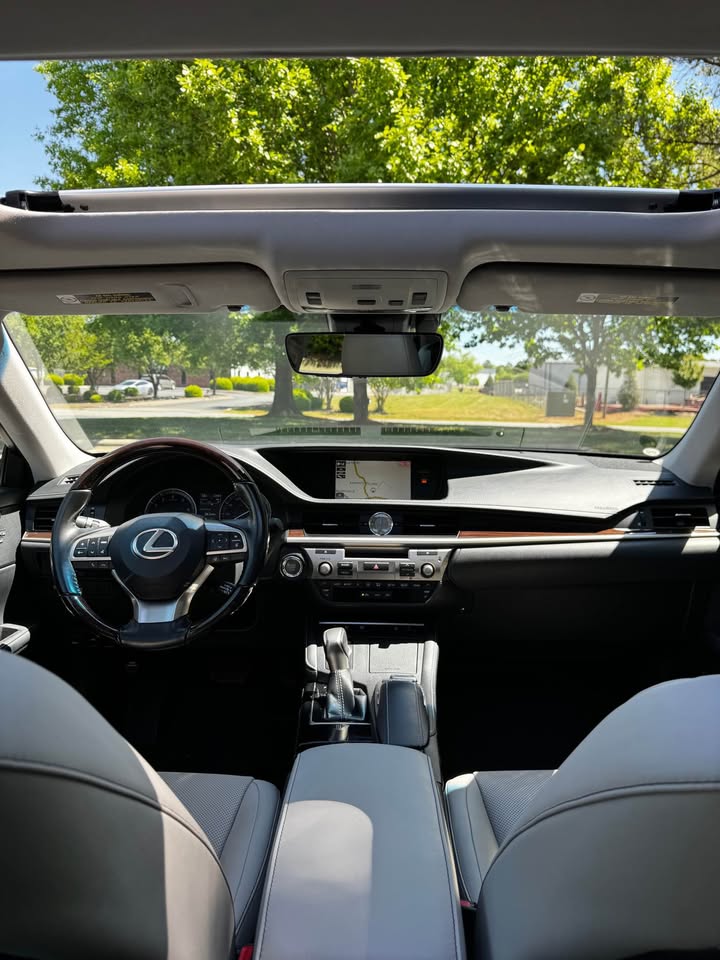 2017 Lexus ES 350 photo 12