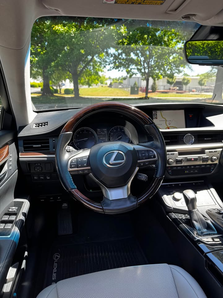 2017 Lexus ES 350 photo 13