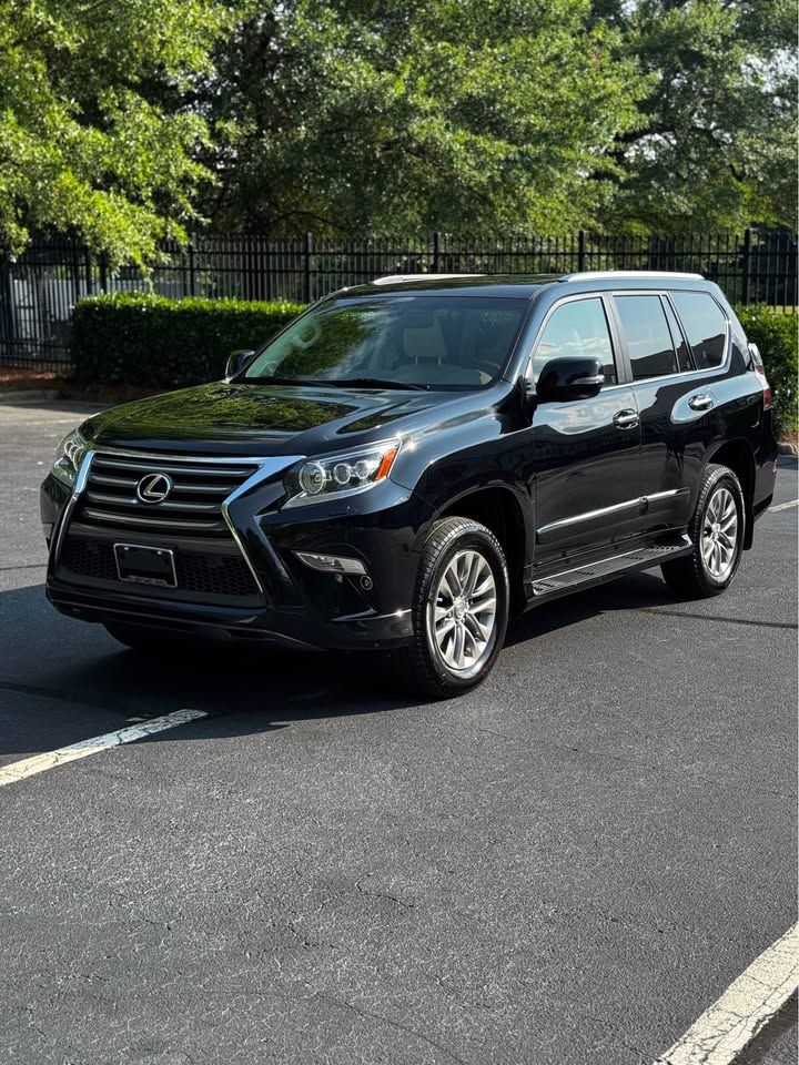 2016 Lexus GX 460 Luxury Sport Utility 4D photo 3