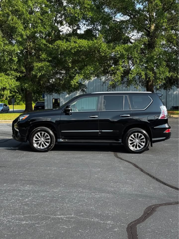 2016 Lexus GX 460 Luxury Sport Utility 4D photo 4
