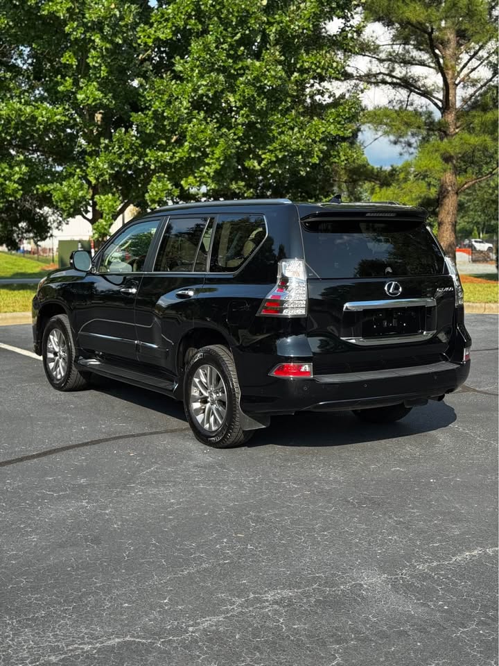 2016 Lexus GX 460 Luxury Sport Utility 4D photo 5