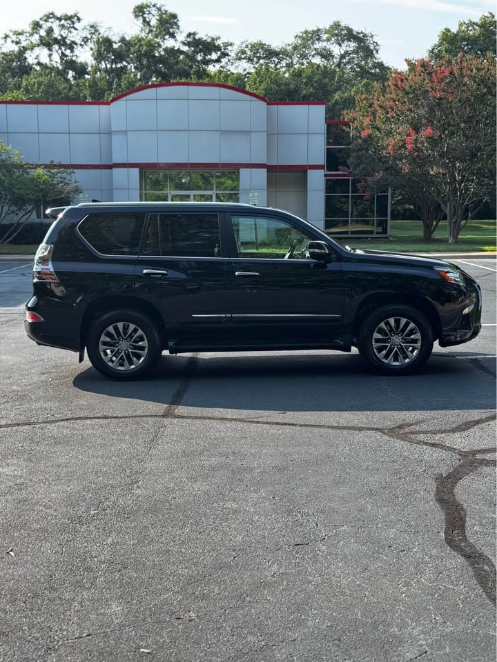 2016 Lexus GX 460 Luxury Sport Utility 4D photo 8