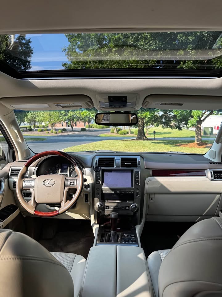 2016 Lexus GX 460 Luxury Sport Utility 4D photo 14