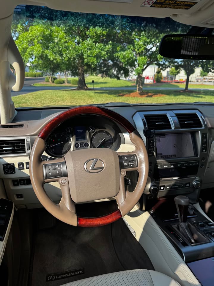 2016 Lexus GX 460 Luxury Sport Utility 4D photo 15