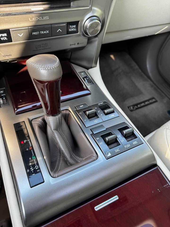 2016 Lexus GX 460 Luxury Sport Utility 4D photo 17