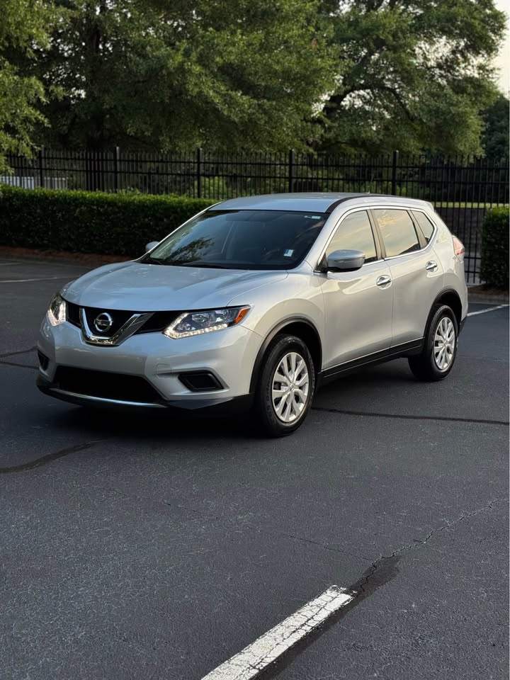 2015 Nissan Rogue S Sport Utility 4D photo 3