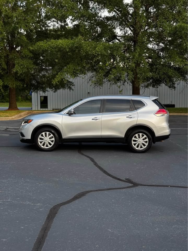 2015 Nissan Rogue S Sport Utility 4D photo 4