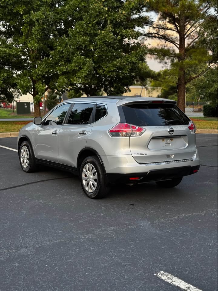 2015 Nissan Rogue S Sport Utility 4D photo 5
