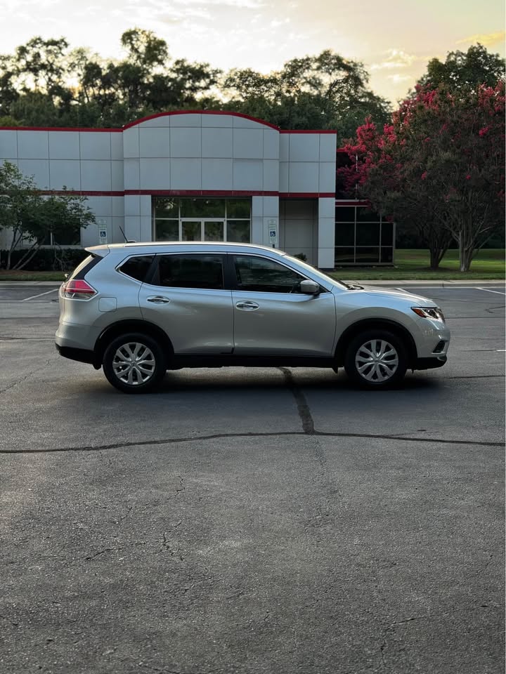 2015 Nissan Rogue S Sport Utility 4D photo 6