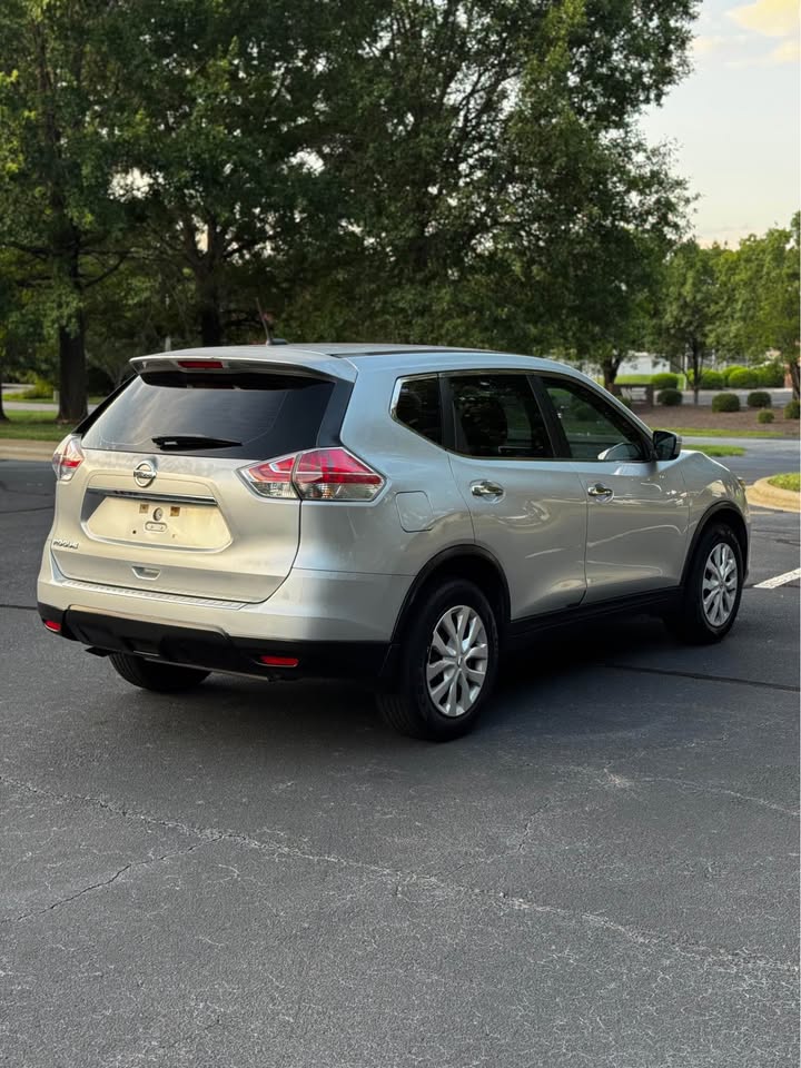 2015 Nissan Rogue S Sport Utility 4D photo 7