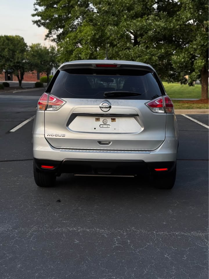 2015 Nissan Rogue S Sport Utility 4D photo 8