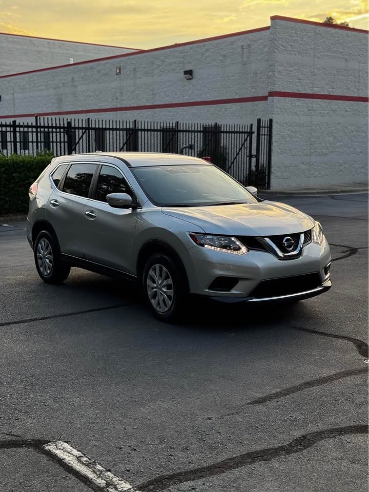 2015 Nissan Rogue S Sport Utility 4D photo 9