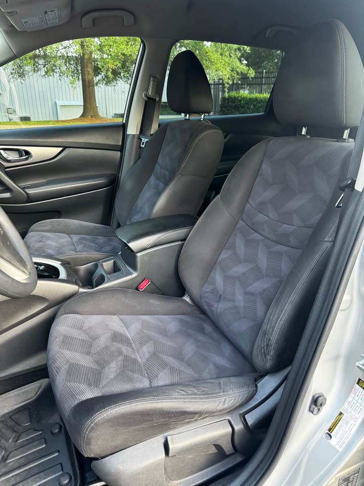2015 Nissan Rogue S Sport Utility 4D photo 10