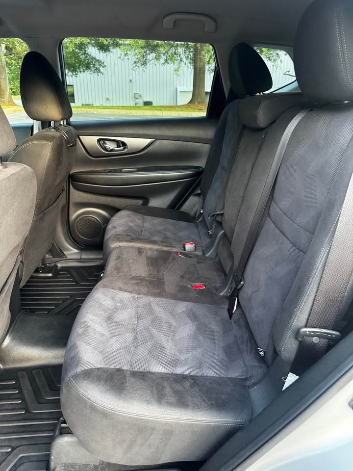 2015 Nissan Rogue S Sport Utility 4D photo 11