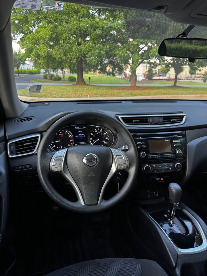 2015 Nissan Rogue S Sport Utility 4D photo 12