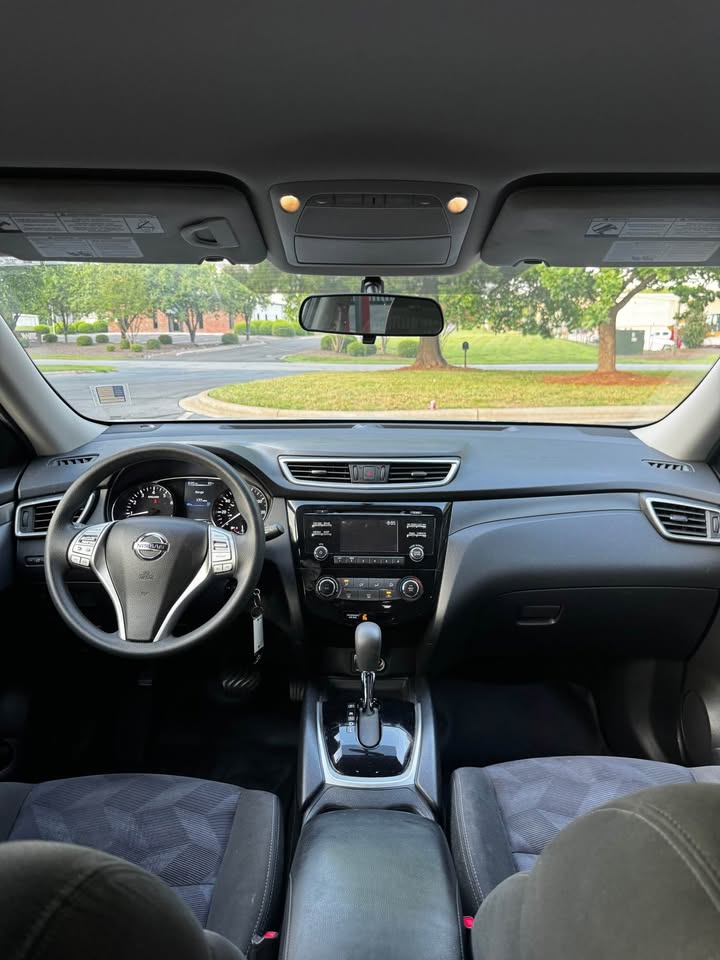 2015 Nissan Rogue S Sport Utility 4D photo 13