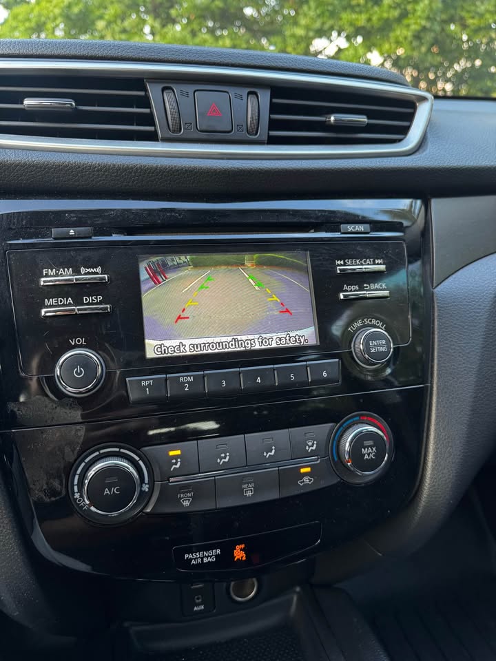 2015 Nissan Rogue S Sport Utility 4D photo 14