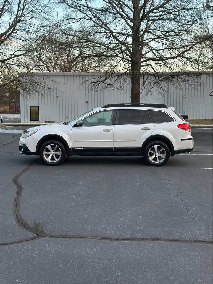 2014 Subaru Outback 3.6R Limited photo 5