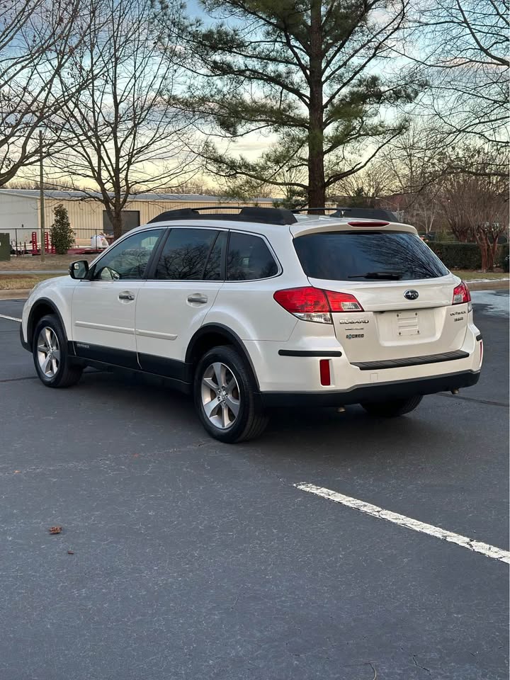 2014 Subaru Outback 3.6R Limited photo 6
