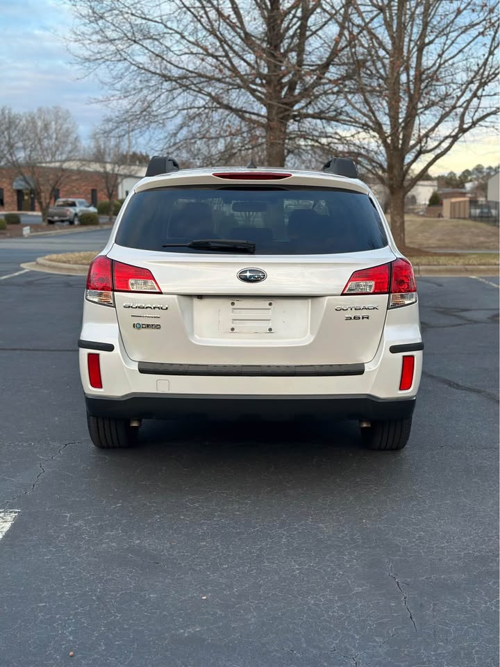 2014 Subaru Outback 3.6R Limited photo 7
