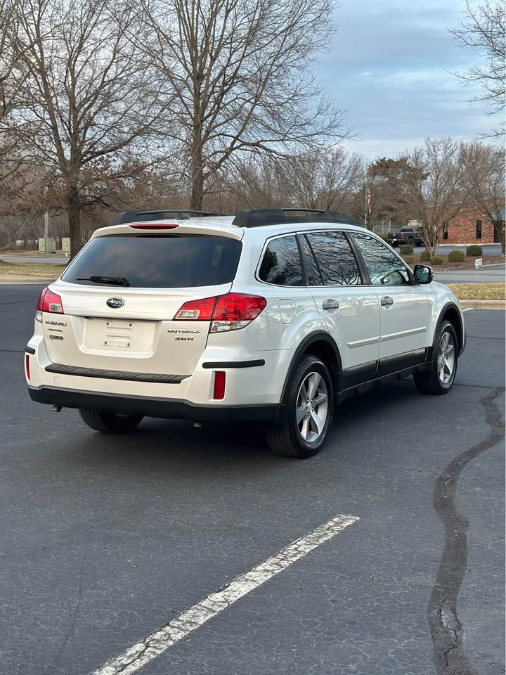 2014 Subaru Outback 3.6R Limited photo 8