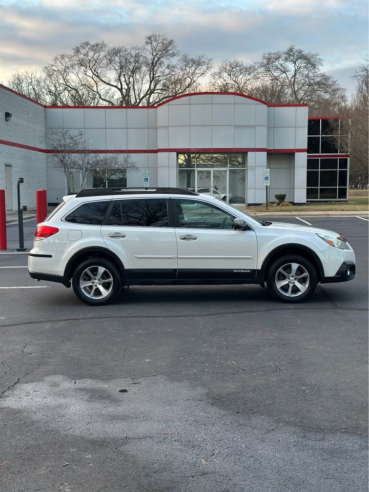 2014 Subaru Outback 3.6R Limited photo 9