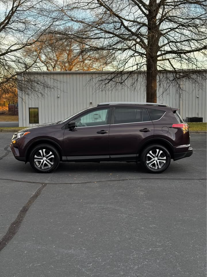 2017 Toyota RAV4 LE photo 4