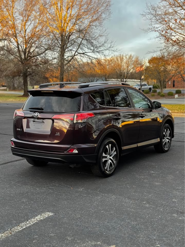 2017 Toyota RAV4 LE photo 6