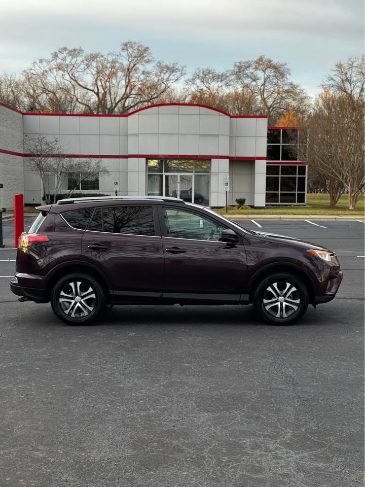 2017 Toyota RAV4 LE photo 8