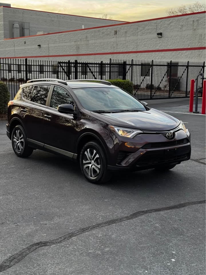 2017 Toyota RAV4 LE photo 9