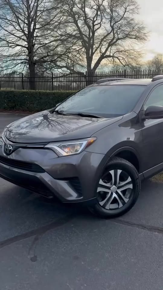 2017 Toyota RAV4 LE front view
